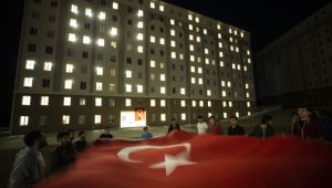 Yurtta kalan öğrencilerden Mehmetçik'e ışıklı destek