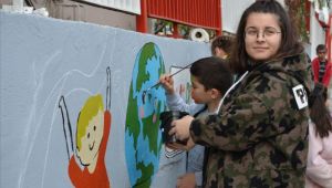 Çocuklar grafiti yaptı