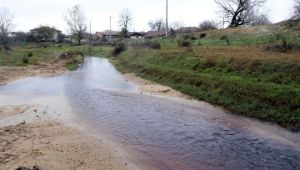 Edirne'de Hasan Ağa Deresi kirlilik kaynaklı koyu kahverengi akıyor