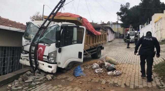 Freni boşalan kamyonun sürücüsü yaralandı