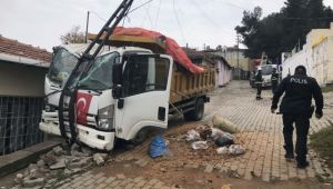 Freni boşalan kamyonun sürücüsü yaralandı