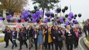 Kadınlardan şiddete hayır yürüyüşü