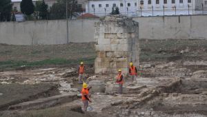 Mahkumlar tarihi yapıları ayağa kaldırıyor