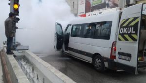 Minibüs kırmızı ışıkta alev aldı
