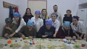 Üniversitelilerden çocuklara kurabiye