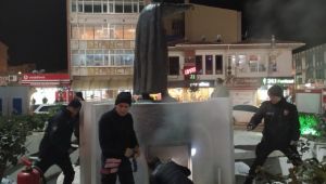 Atatürk heykeli alanında çıkan yangın söndürüldü