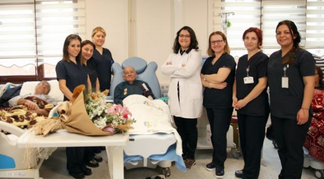 Hastane çalışanlarından Kıbrıs Gazisine kutlama