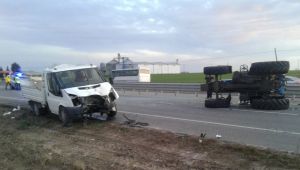 Traktörle kamyonet çarpıştı: 1 yaralı