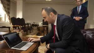 Vali Canalp, yılın fotoğraflarını oyladı