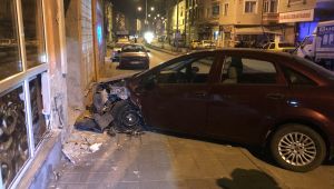 Alkollü sürücü aracıyla duvara çarptı