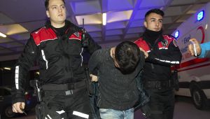 Araca kendisini kilitleyip polise direndi