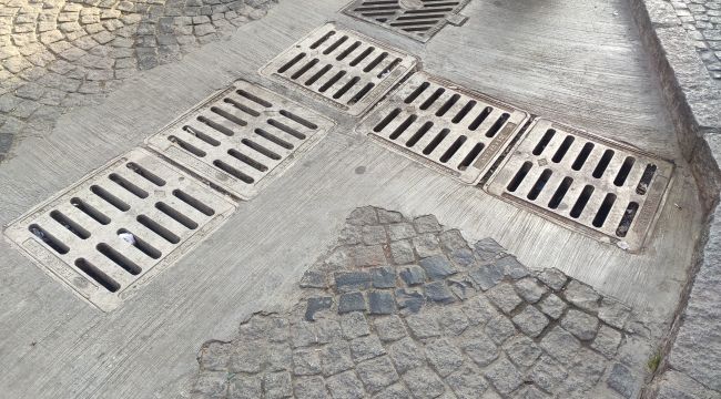 Belediyenin mazgalları çalındı