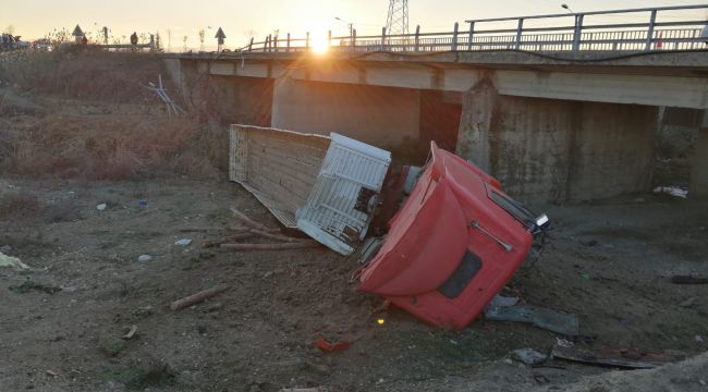 Edirne'de köprüden devrilen tırın sürücüsü yaralandı