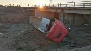 Edirne'de köprüden devrilen tırın sürücüsü yaralandı