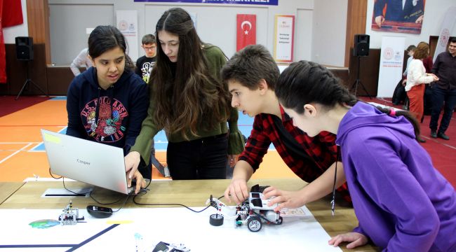 Öğrenciler tasarladıkları robotları sergiledi
