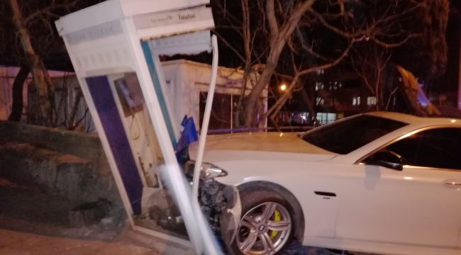 Otomobil telefon kulübesine çarptı: 3 yaralı