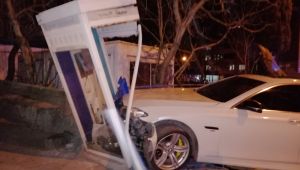 Otomobil telefon kulübesine çarptı: 3 yaralı
