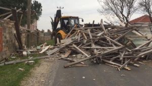 Rüzgar, caminin minaresini yıktı