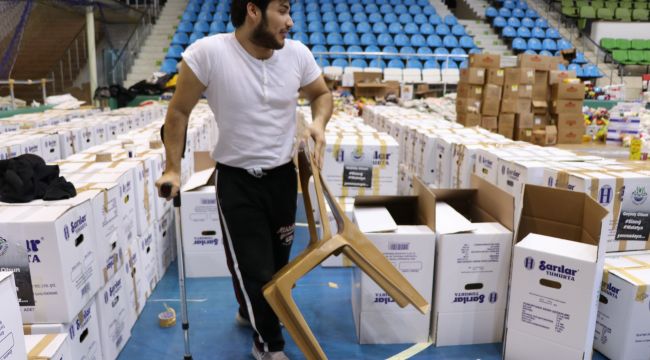 Depremzedelere yüreğiyle yardım ediyor