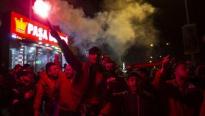 Galatasaray taraftarları Fenerbahçe galibiyetini kutladı