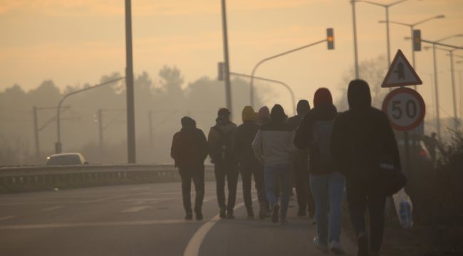 Göçmenler toplu halde kapılara akın ediyor