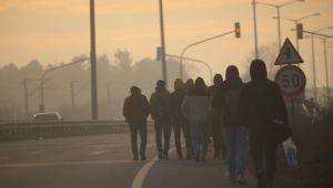 Göçmenler toplu halde kapılara akın ediyor