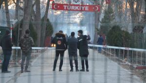 Göçmenler üşümemek için ateş yaktı
