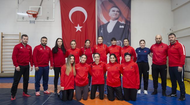 Kadın güreşçiler şampiyonaya hazır