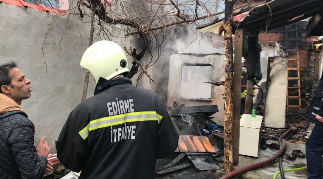 Mahalleli evi yanmaktan kurtardı