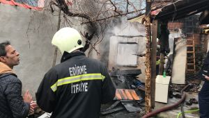 Mahalleli evi yanmaktan kurtardı