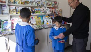 Muhtar çocukları okumaya teşvik ediyor   