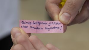 Öğrenciler kanser hastalarını gülümsetti