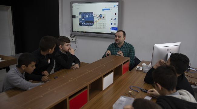 Öğretmen okulda