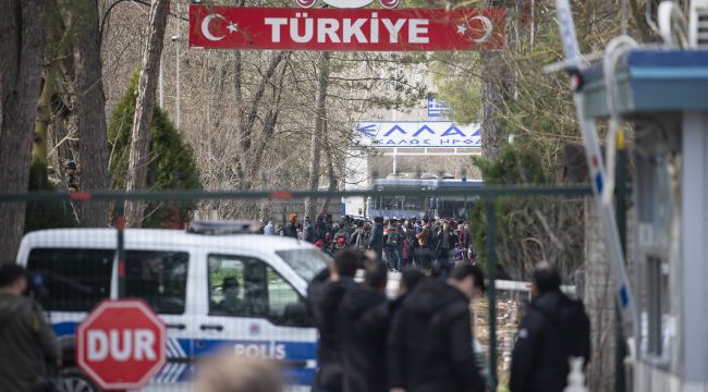Pazarkule Sınır Kapısı geçişlere kapandı
