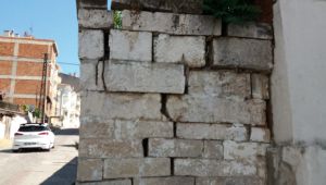 Tarihi çeşme tedirgin ediyor