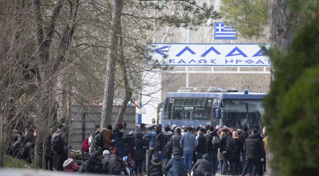 Yunan sınır polisi göçmenlere biber gazı ve ses bombasıyla müdahale etti