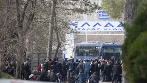 Yunan sınır polisi göçmenlere biber gazı ve ses bombasıyla müdahale etti