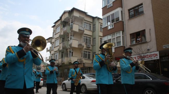 Bando takımı sokakta marşlar çaldı, doğum günü kutladı