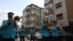  Bando takımı sokakta marşlar çaldı, doğum günü kutladı