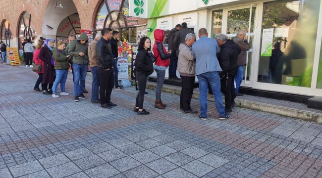 Banka müşterilerini tek tek aldı
