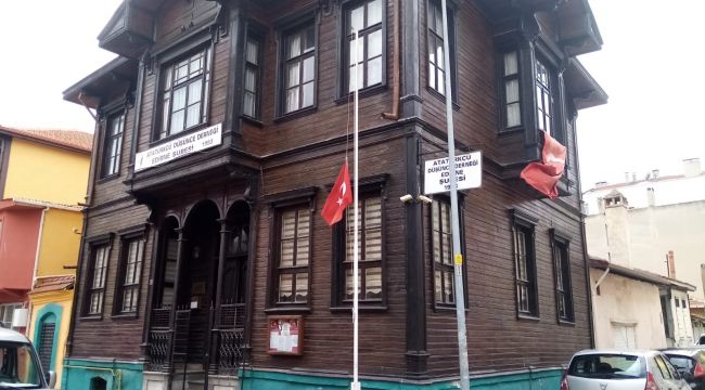 Bayraklar yarıya indirildi