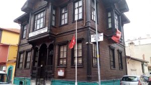 Bayraklar yarıya indirildi