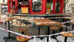 Büfeciden ikaz şeritli koronavirüs önlemi