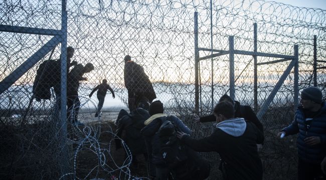 Düzensiz göçmenler telleri keserek sınırı geçmeye çalıştı