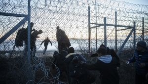 Düzensiz göçmenler telleri keserek sınırı geçmeye çalıştı