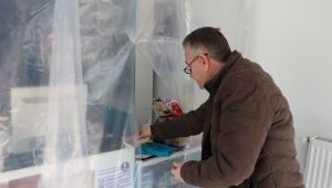 Eczacıdan şeffaf branda ile koronavirüs önlemi