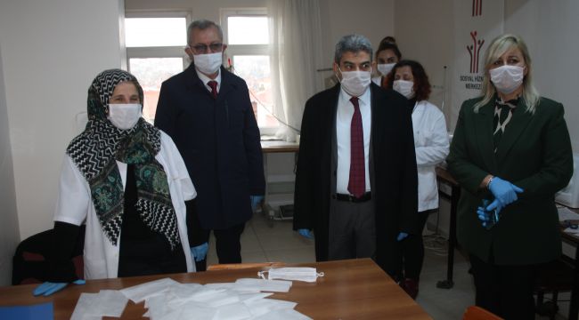 Gönüllülerden maske üretimi