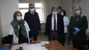 Gönüllülerden maske üretimi