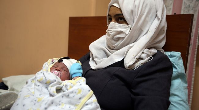 Gözünü göç yolunda açan bebek