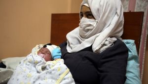 Gözünü göç yolunda açan bebek